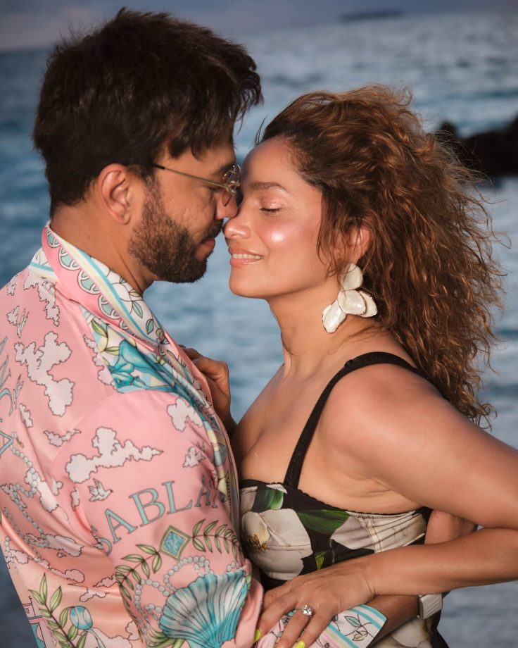 Ankita Lokhande And Vicky Jain Set Fire On Beach - See Their Romantic Pics 948635