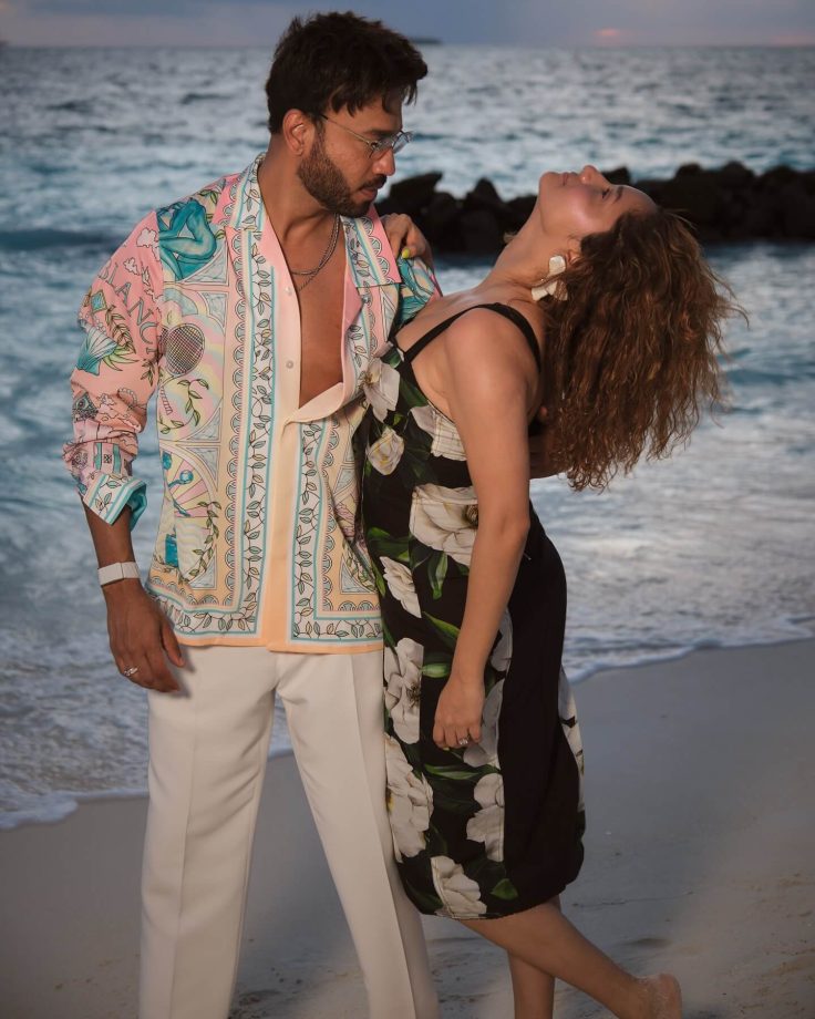 Ankita Lokhande And Vicky Jain Set Fire On Beach - See Their Romantic Pics 948636