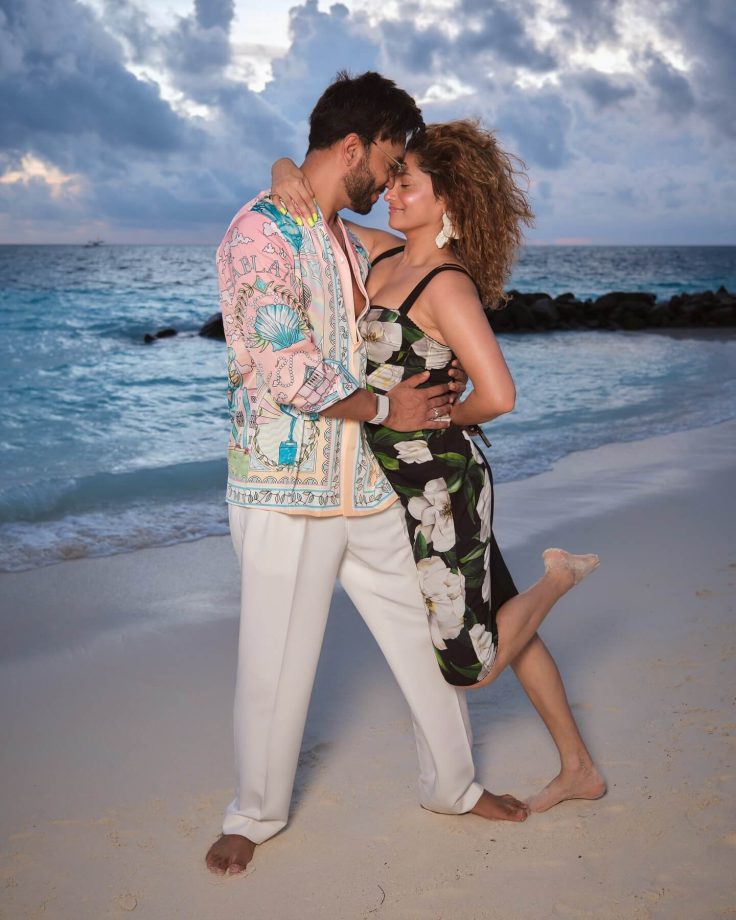 Ankita Lokhande And Vicky Jain Set Fire On Beach - See Their Romantic Pics 948632