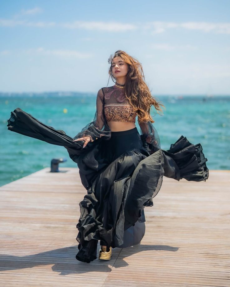 Anushka Sen Glows in Modern Ethnic Elegance 949970