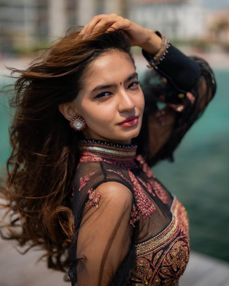 Anushka Sen Glows in Modern Ethnic Elegance 949971