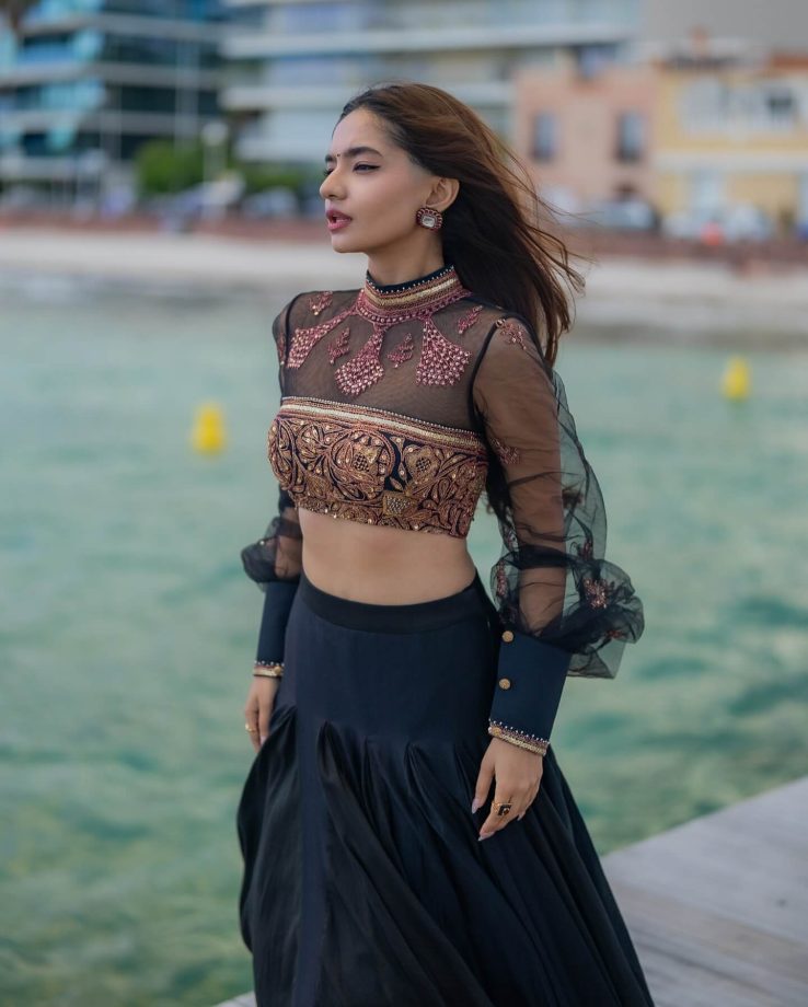 Anushka Sen Glows in Modern Ethnic Elegance 949981