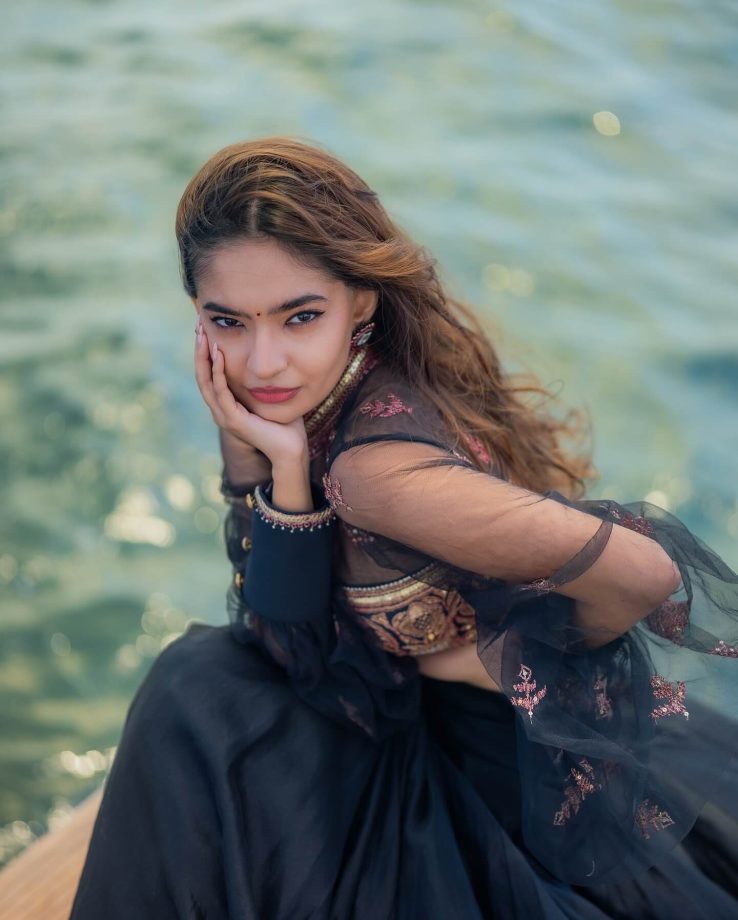 Anushka Sen Glows in Modern Ethnic Elegance 949963