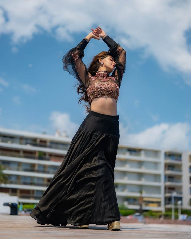 Anushka Sen Glows in Modern Ethnic Elegance 949965