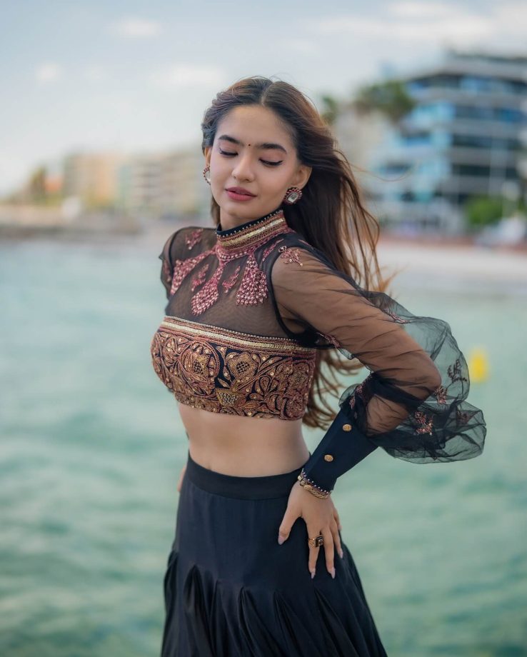 Anushka Sen Glows in Modern Ethnic Elegance 949967