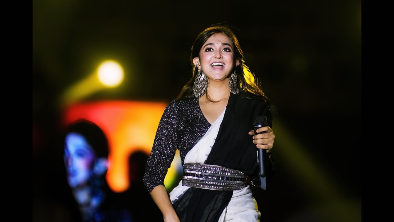 Back in Action: When IndiGo charged Monali Thakur for being cute while she was booking a flight for a work commitment! 947166