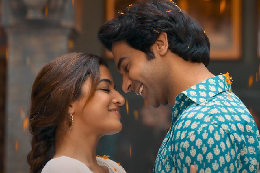 Bhool Chuk Maaf Review: A Comic Loop with a Spiritual Core 948938
