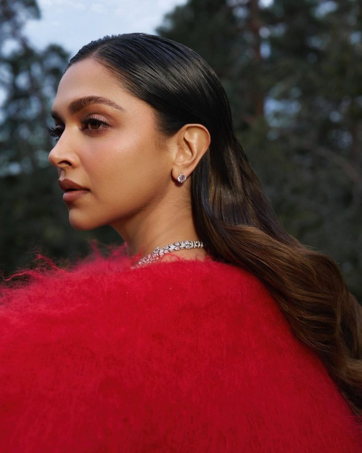 Dazzling Divas on the Gram: Deepika Padukone and Malaika Arora Serve Two Strikingly Different Glam Looks 949658