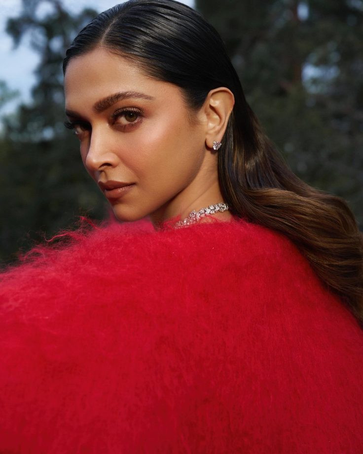 Dazzling Divas on the Gram: Deepika Padukone and Malaika Arora Serve Two Strikingly Different Glam Looks 949664