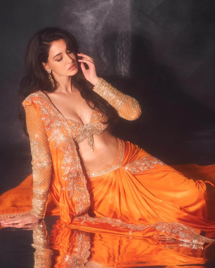 Disha Patani Sizzles in Saree Look with Smokey Glam 947054