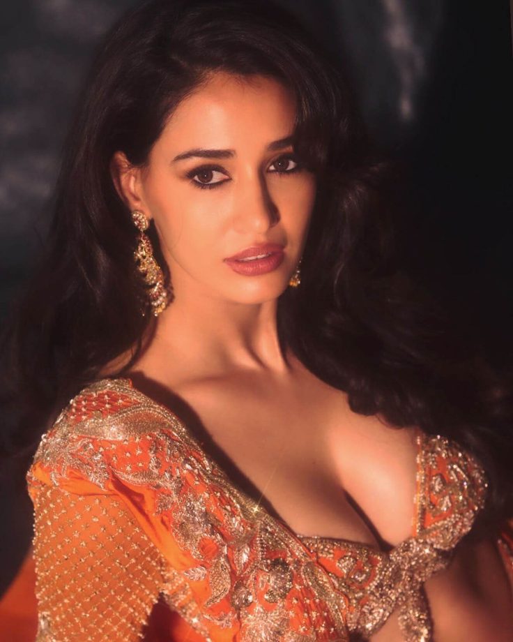 Disha Patani Sizzles in Saree Look with Smokey Glam 947055