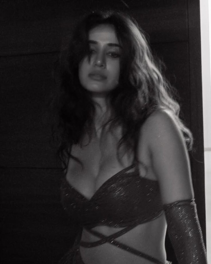 Disha Patani’s Glittering Red Ensemble Sets the Internet Ablaze 949152
