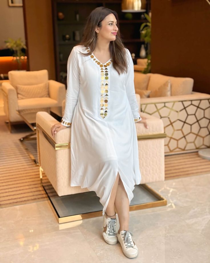 Divyanka Tripathi Defines Style In Comfortable Slit Maxi Dress - See Pics 948735