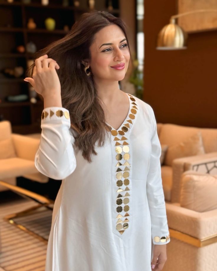 Divyanka Tripathi Defines Style In Comfortable Slit Maxi Dress - See Pics 948736