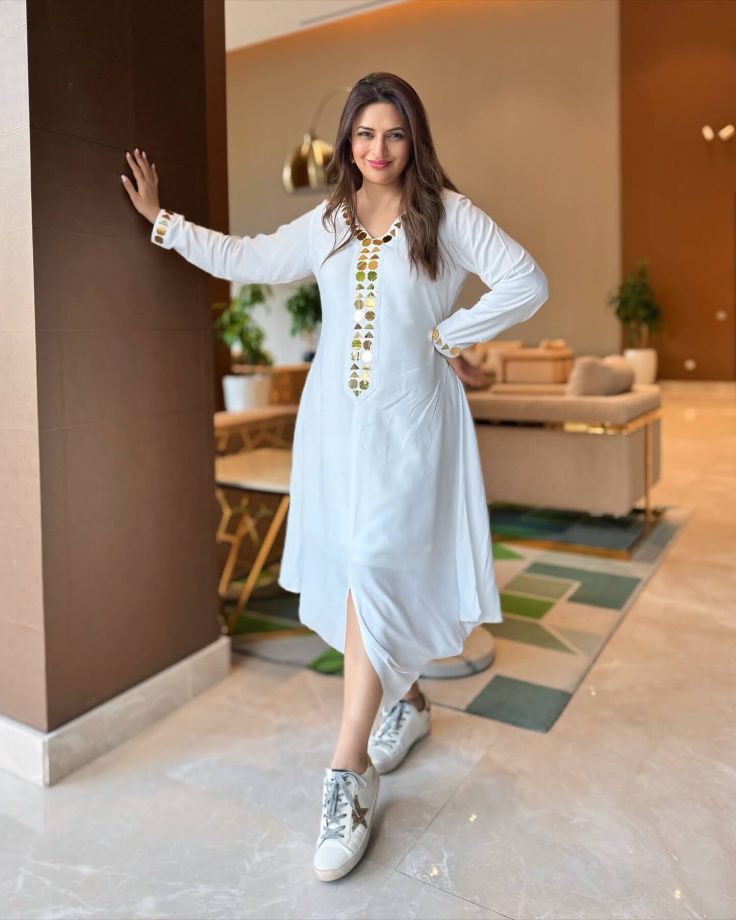 Divyanka Tripathi Defines Style In Comfortable Slit Maxi Dress - See Pics 948737