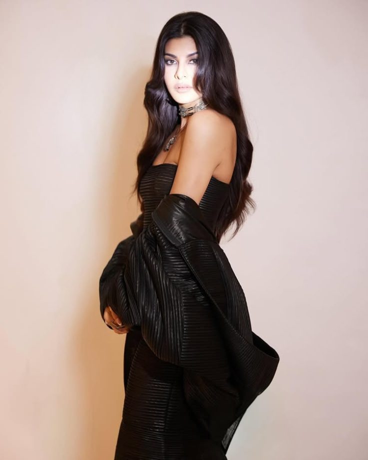 Jacqueline Fernandez's Bold Black Ensemble Steals the Spotlight 949142