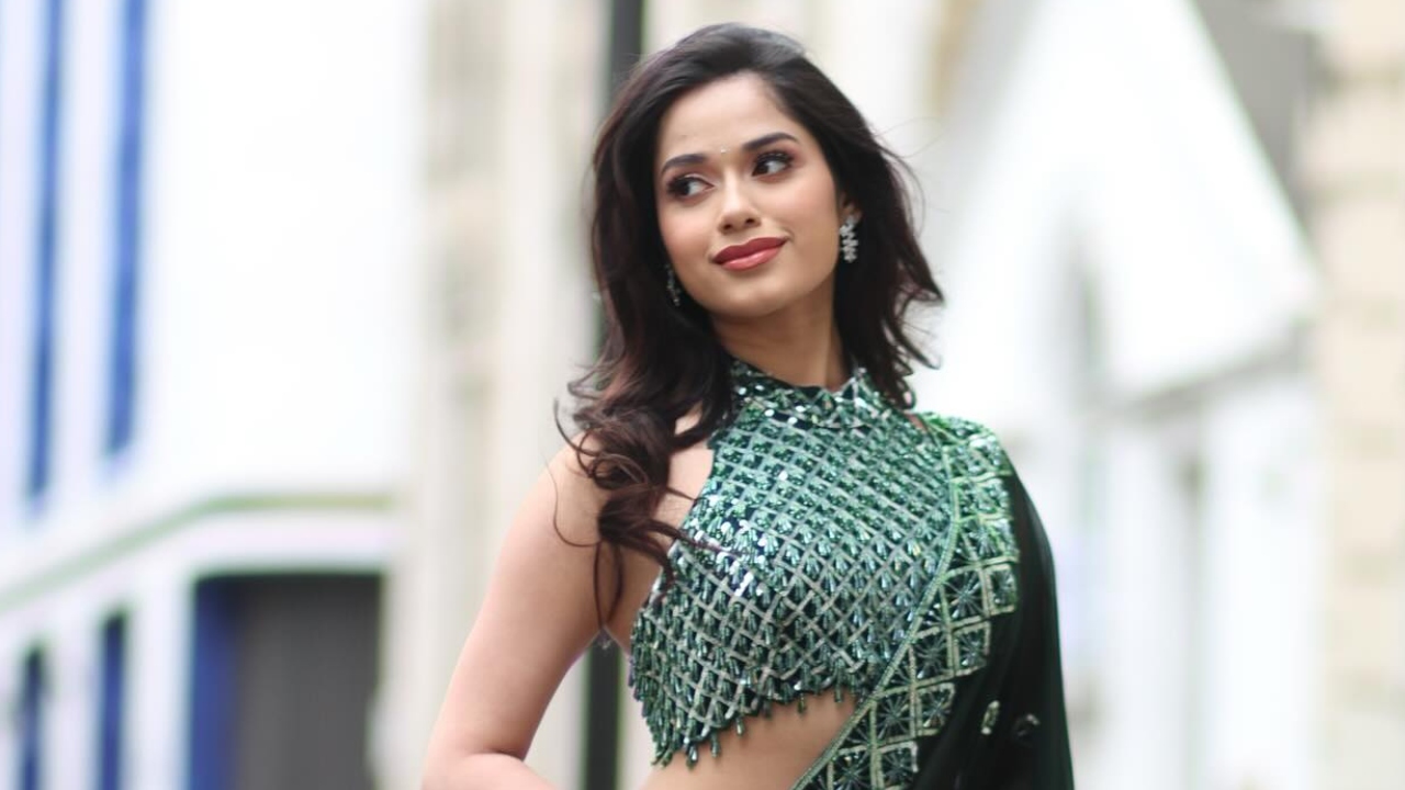 Jannat Zubair Radiates Grace in Saree 949993