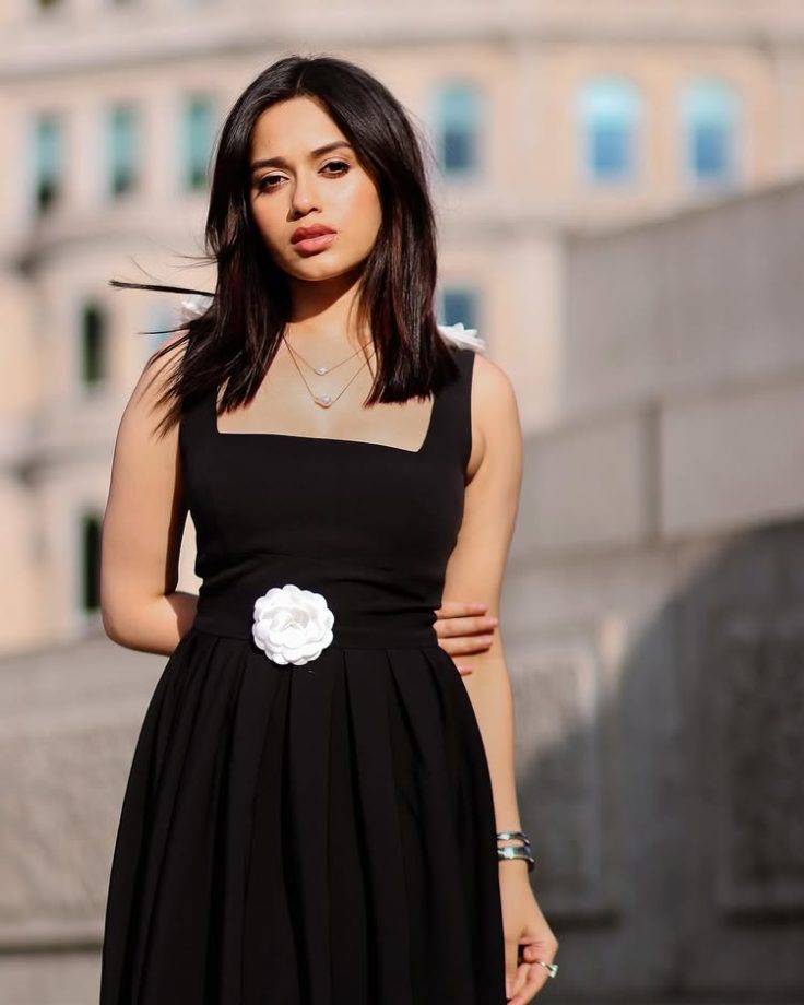 Jannat Zubair's Elegant Black Ensemble Turns Heads 949124