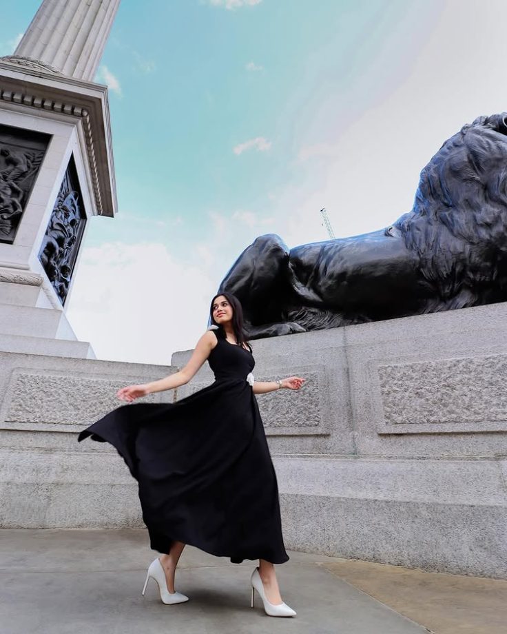 Jannat Zubair's Elegant Black Ensemble Turns Heads 949125