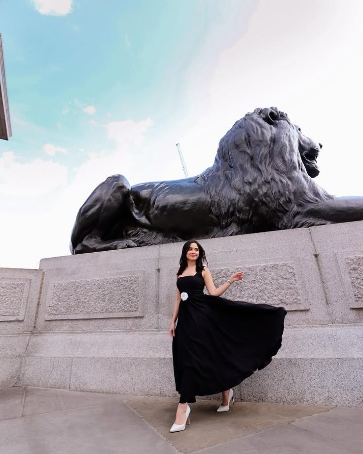 Jannat Zubair's Elegant Black Ensemble Turns Heads 949127
