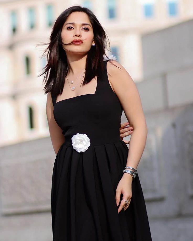 Jannat Zubair's Elegant Black Ensemble Turns Heads 949128