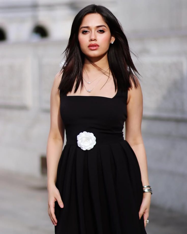 Jannat Zubair's Elegant Black Ensemble Turns Heads 949129