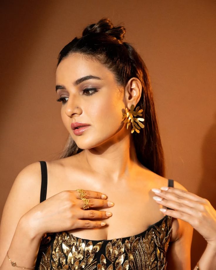 Jasmin Bhasin’s Dazzling Leaf-Print Ensemble 949200