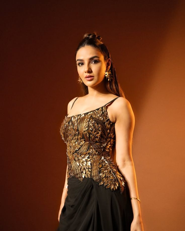 Jasmin Bhasin’s Dazzling Leaf-Print Ensemble 949196