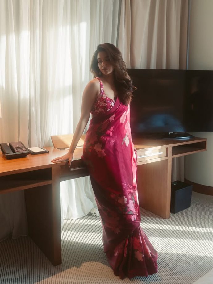 Keerthy Suresh Delivers a Showstopping Saree Moment in Dubai 948442