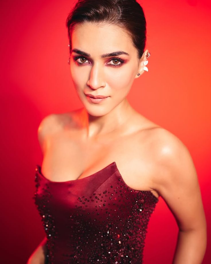 Kriti Sanon’s Maroon Dress with a Touch of Sparkle 949208