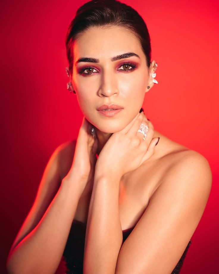 Kriti Sanon’s Maroon Dress with a Touch of Sparkle 949205