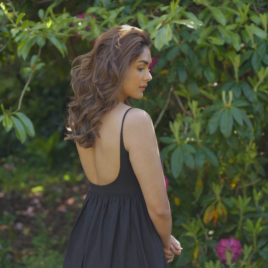 Mrunal Thakur: Perfect Combo of Glamour and Grace In A Black Dress 948412