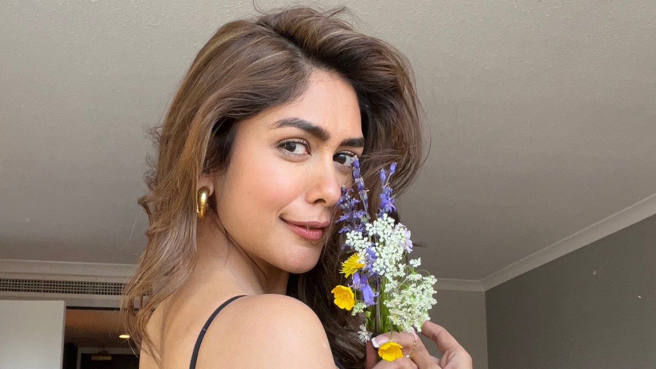 Mrunal Thakur: Perfect Combo of Glamour and Grace In A Black Dress 948415