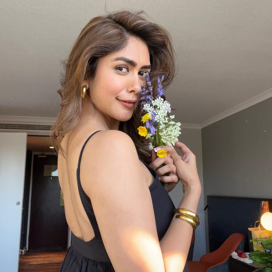 Mrunal Thakur: Perfect Combo of Glamour and Grace In A Black Dress 948404