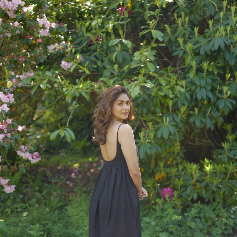 Mrunal Thakur: Perfect Combo of Glamour and Grace In A Black Dress 948409