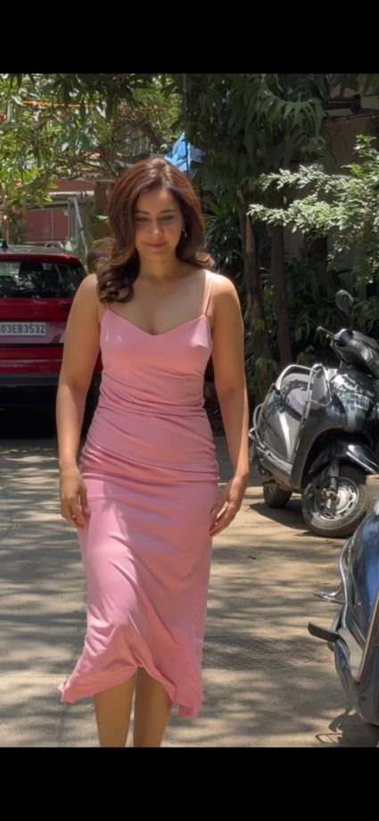 Raashii Khanna flaunts herself in a pink midi dress, fans go crazy 947532