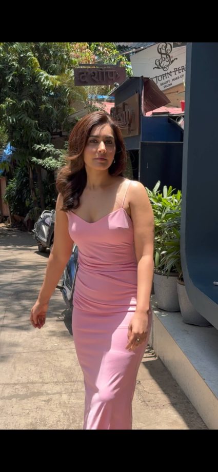 Raashii Khanna flaunts herself in a pink midi dress, fans go crazy 947533