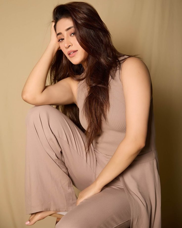 Shivangi Joshi Nails Chic at Ease 946985