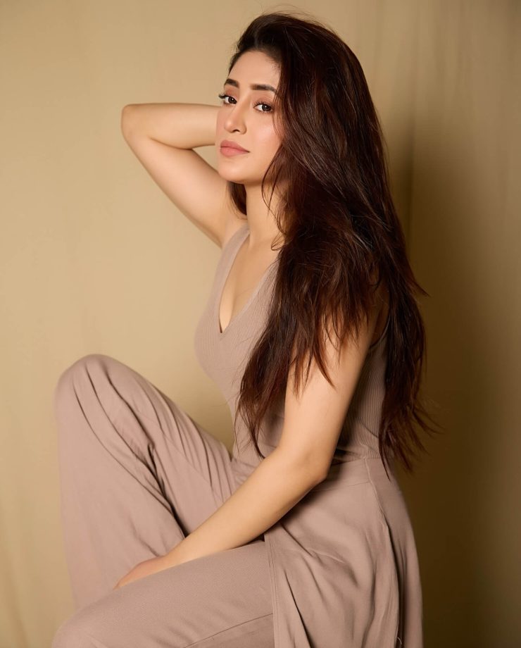 Shivangi Joshi Nails Chic at Ease 946987