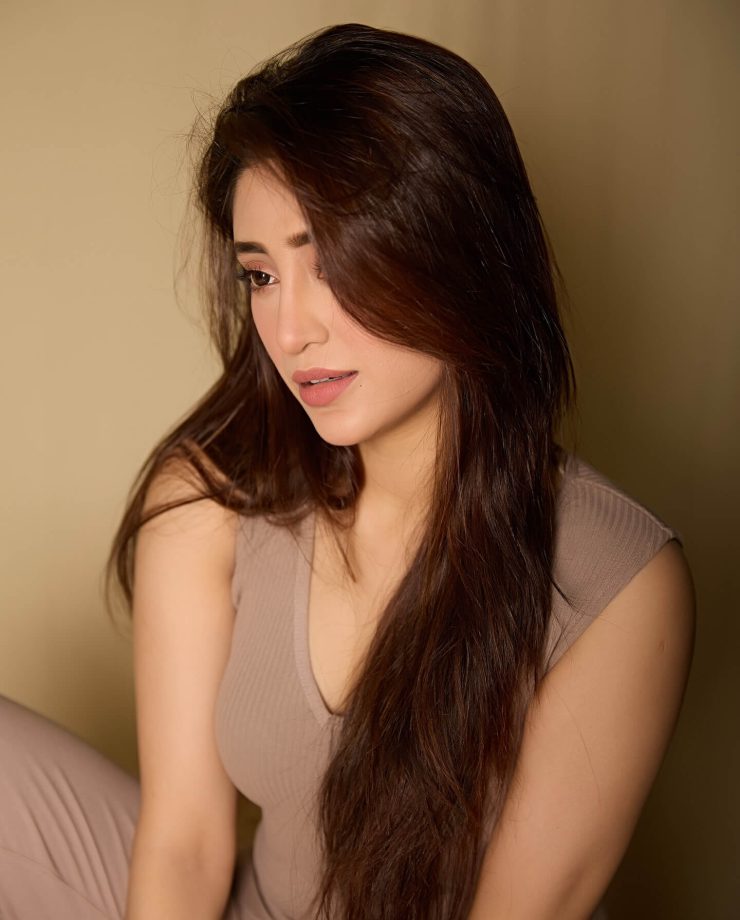 Shivangi Joshi Nails Chic at Ease 946988