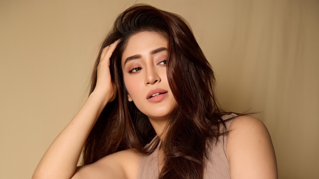 Shivangi Joshi Nails Chic at Ease 946989