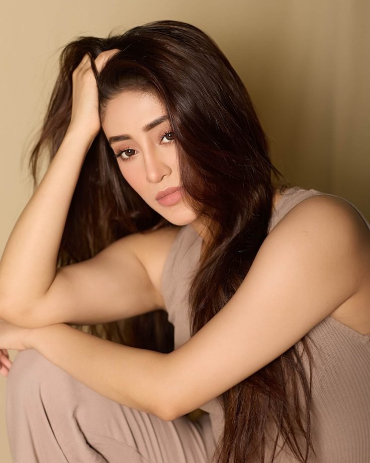 Shivangi Joshi Nails Chic at Ease 946978