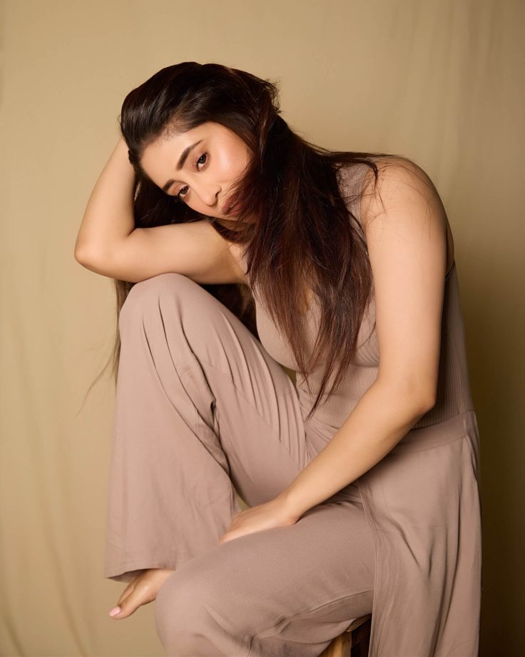 Shivangi Joshi Nails Chic at Ease 946979