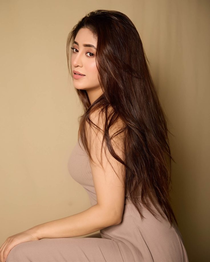 Shivangi Joshi Nails Chic at Ease 946981