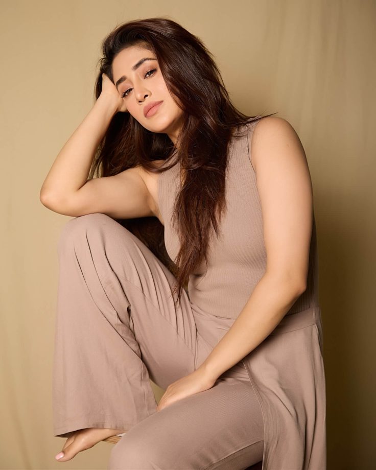 Shivangi Joshi Nails Chic at Ease 946982