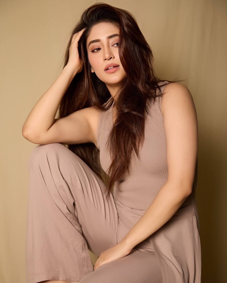 Shivangi Joshi Nails Chic at Ease 946976