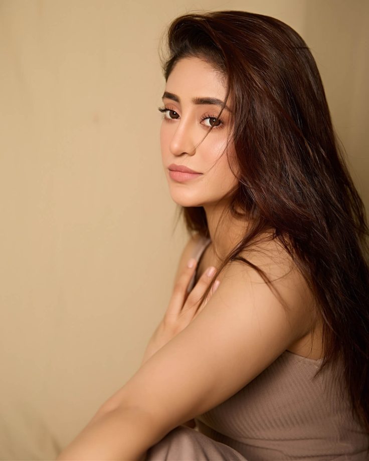 Shivangi Joshi Nails Chic at Ease 946984