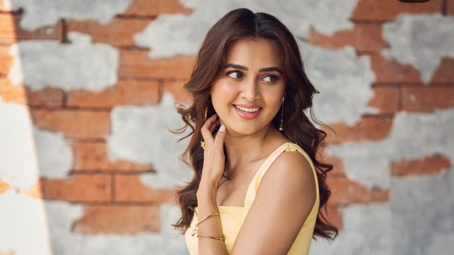 Actress Tejasswi Prakash Seeks Blessings at Mahakaleshwar Temple on Her 32nd Birthday 951346