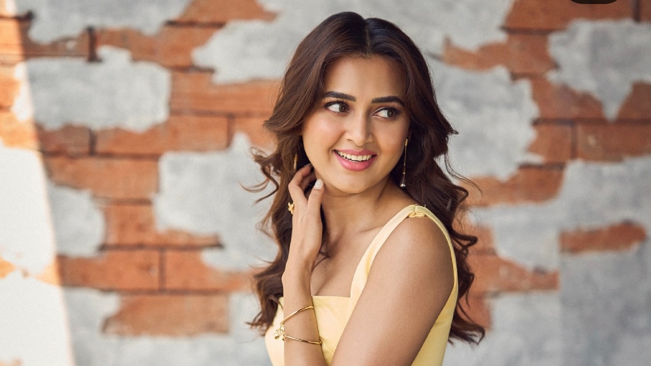 Actress Tejasswi Prakash Seeks Blessings at Mahakaleshwar Temple on Her 32nd Birthday 951346