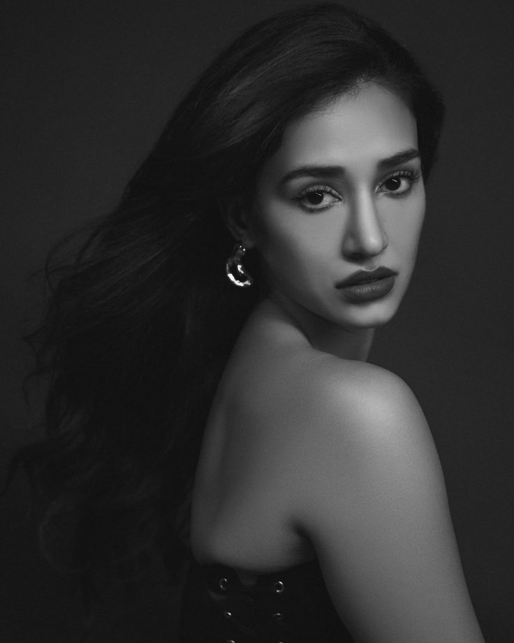 All Eyes on Disha Patani in Plunging Black Denim Fit 952963